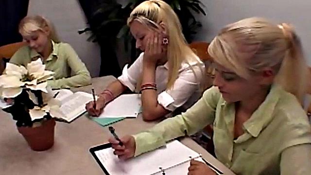 Twins in lez eat out pussy