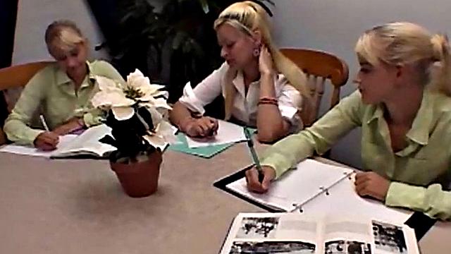 Twins in lez eat out pussy