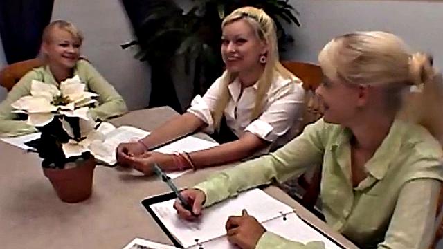 Twins in lez eat out pussy