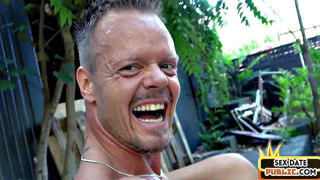 татуированная немецкая милфа разносится в жестком сексе на улице