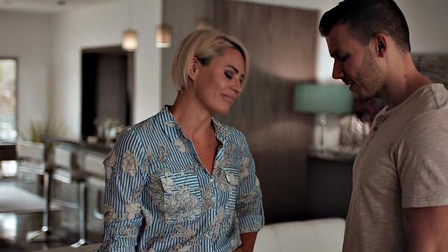 Грешная мачеха скачет на жёстком члене пасынка на диване