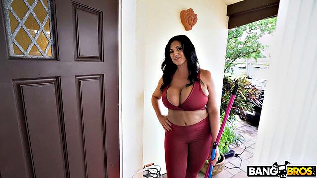 Кайлани Кай устраивает мужикам настоящее обслуживание - убрала сперму, настроение подняла, а второго клиент устал и ушёл. Нормально поработала!