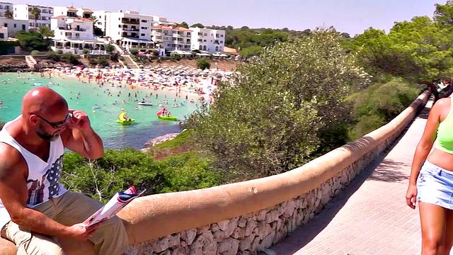 плевать на уют, киска на каблуках ебет под грохот досок