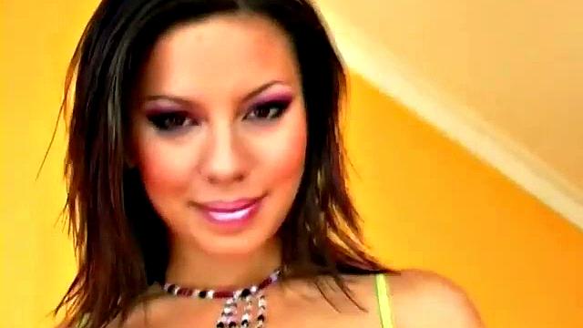 Glam teen masturbates using her fave dildo toy