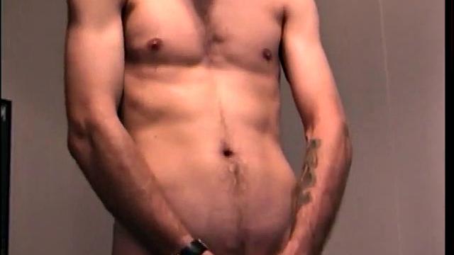 жесткий натурал трои дрочит мощно на камеру