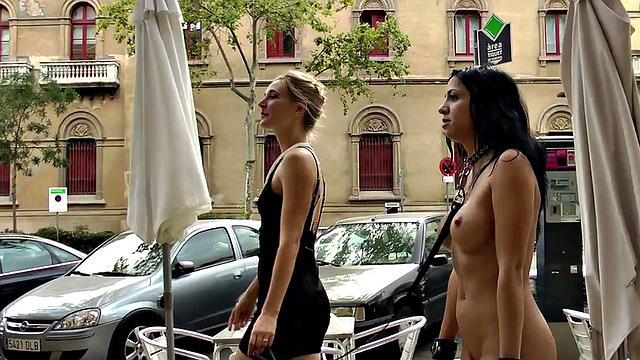 сочная красотка с сиськами получает плеть и кайфует на улице