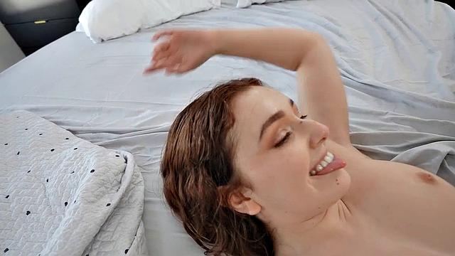 аматорша с большой жопой и в очках глотает член в pov, потом трахается