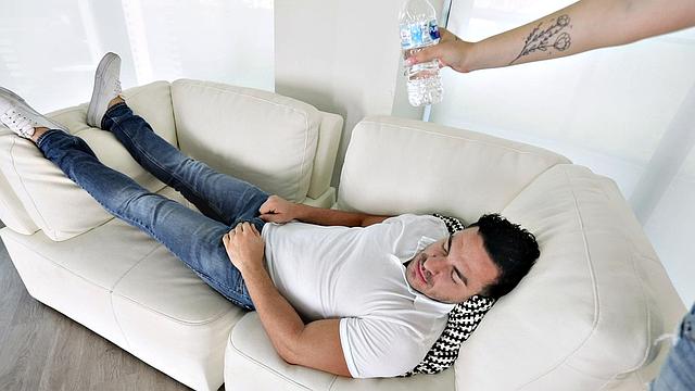 смотри, как рыжая мчится на члене своего сводного брата