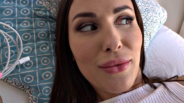 обманутая девушка мстит, лижет киску сопернице в стрингах