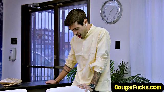 Tattooed babe enjoys deepthroating stud