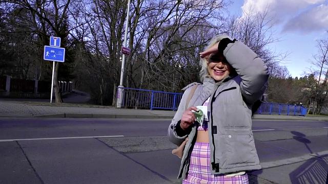 Lucky stranger spreads blonde's bald pussy for cash in public