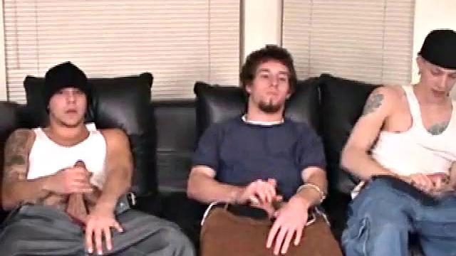 пятеро мужиков голышом дрочат и сосут друг другу на спор