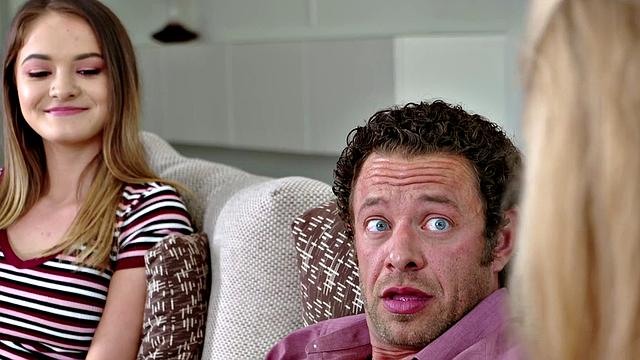 жена предлагает мужу трахнуть падчерицу втроём