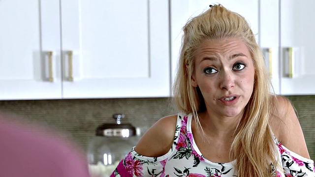 жена предлагает мужу трахнуть падчерицу втроём