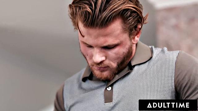 Шефша milf Шей Фокс разыгрывает больничный и мастурбирует прямо в офисе, а помощник ловит её за делом.