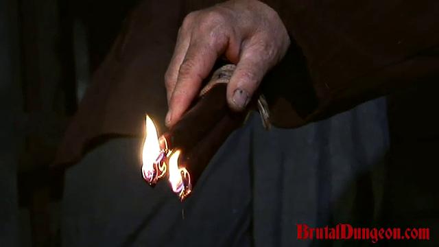 похотливая брюнетка лоредана терпит жесткий bdsm-групповуху и горячий воск