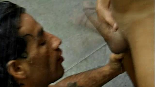 жаркие серферы не сдерживают страсть под душем