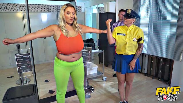 Кристал Свифт с подругой страстно играют с лубрикантом и вибратором в офисе аэропорта, облизывая большие груди и доводя друг друга до сквирта.