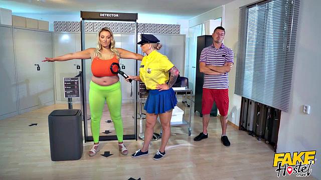 Кристал Свифт с подругой страстно играют с лубрикантом и вибратором в офисе аэропорта, облизывая большие груди и доводя друг друга до сквирта.