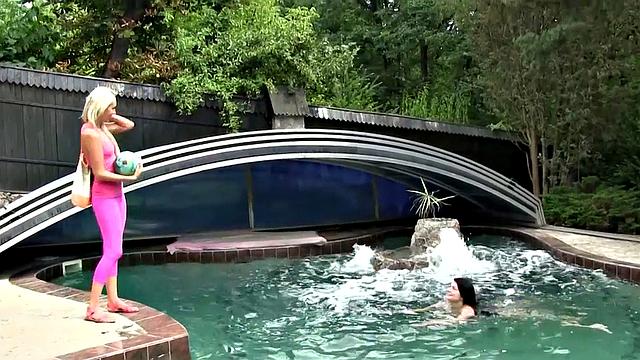 GenLez - Jenny Simons & Lucy Li Poolside