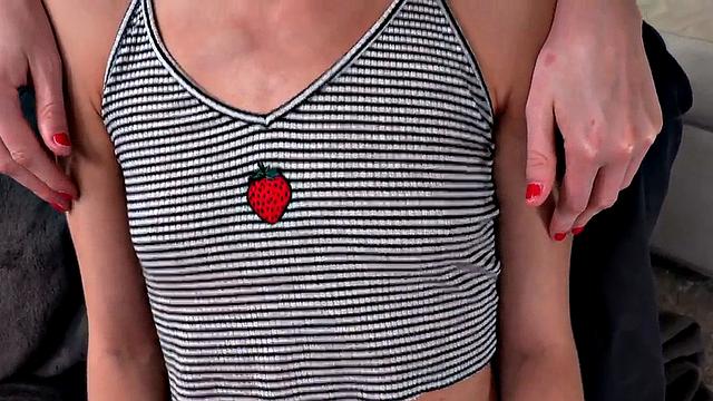 смотри, как она дрочит член при подруге в cfnm тройке