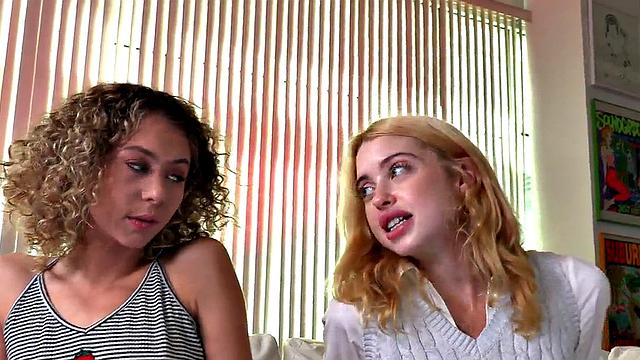 смотри, как она дрочит член при подруге в cfnm тройке