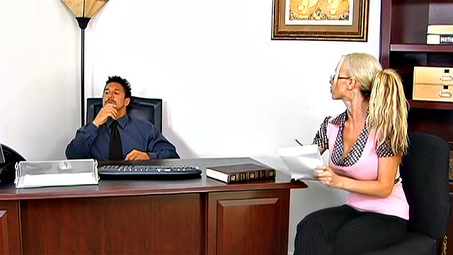 Никки Бенз объясняет боссу, почему зарплату ей подняли