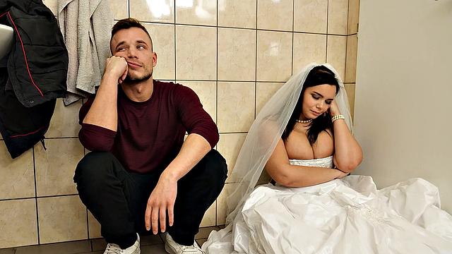 BRIDE4K. Bride remains with a stranger in the locked WC and cheats on her groom