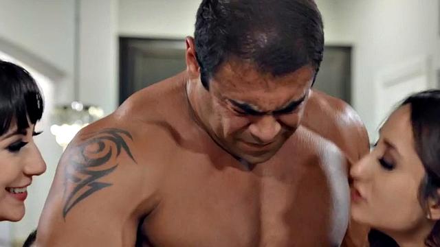 Татуированная би-шлюшка ловит кайф в групповушке покруче вечеринки