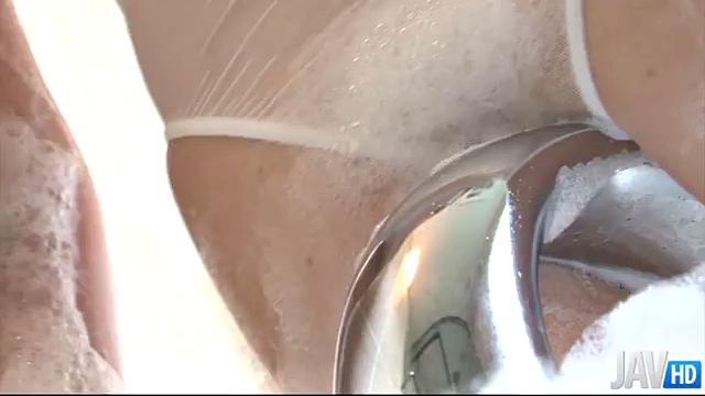 爆乳大沢はるかのバスルームオナニー