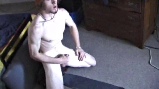 Эдди не сдерживается и мощно кончает себе на живот