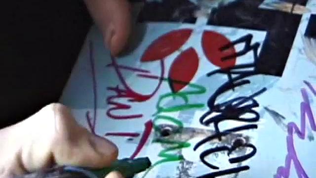 Эдди не сдерживается и мощно кончает себе на живот