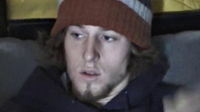 Эдди не сдерживается и мощно кончает себе на живот