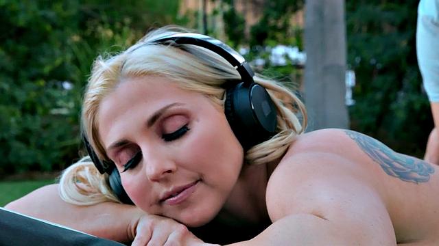 Shorty guy banging busty MILF outdoors at the pool