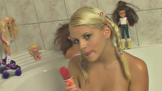 Young Kimmy Masturbates in Solo Scene