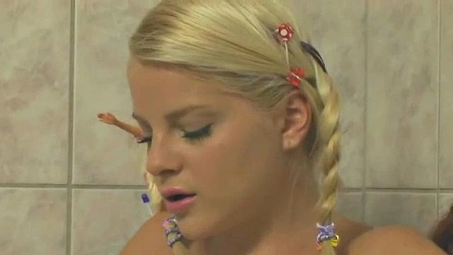 Young Kimmy устроила весёлое мокрое соло в ванной