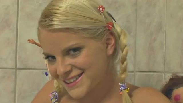 Young Kimmy устроила весёлое мокрое соло в ванной