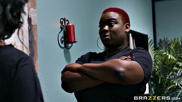 Ниа Наччи соблазняет инструктора йоги и делает минет на глазах у мамы.