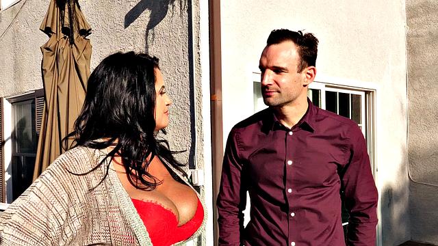 зрелая риэлторша кайфует от большого члена и кончается на лицо