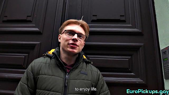 Подкачанный гей с тату сосёт незнакомцу, а потом принимает по-гейски - типичный вечер для любителей приключений.