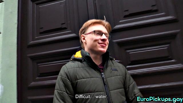 Подкачанный гей с тату сосёт незнакомцу, а потом принимает по-гейски - типичный вечер для любителей приключений.