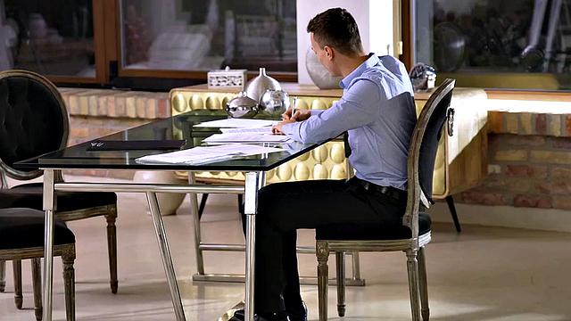 шикарная рыжая в белье дрожит от мощного анального оргазма