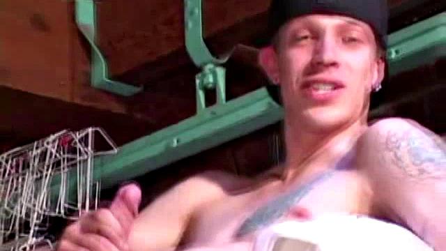 Шейн дрочит и шутит, что рука устала раньше, чем член