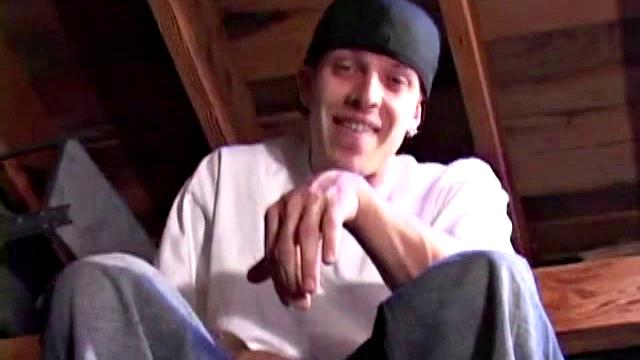 Шейн дрочит и шутит, что рука устала раньше, чем член