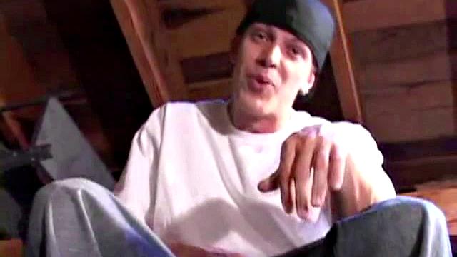 Шейн дрочит и шутит, что рука устала раньше, чем член