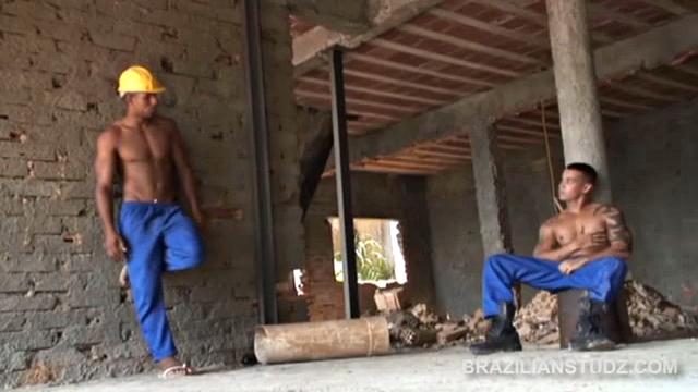 Muscular and inked Latin studs Alef Carvalho and Alfonzo Lugo are perfect examples of why men get caught staring at construction sites. Alef seems to have the same problem, when it comes to staring.