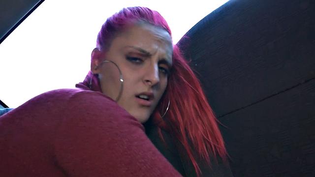 пышногрудая мамка не удержалась и отсосала водителю на ходу