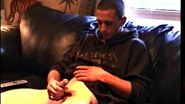 Джейк дрочит свой огромный член медленно и с кайфом