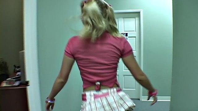 Две озорные лесбиянки устраивают горячий перепих в туалете, Little Summer ловит кайф от пальчикового фетиша и стёбных подружек!