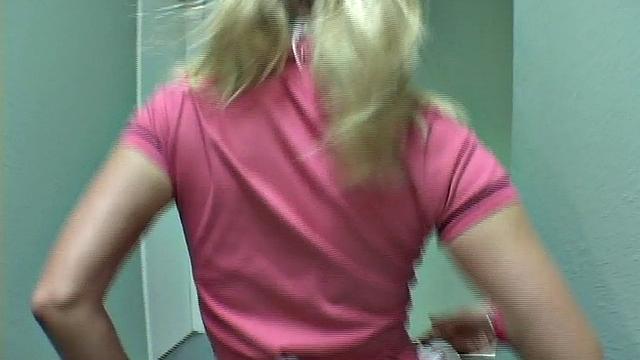 Две озорные лесбиянки устраивают горячий перепих в туалете, Little Summer ловит кайф от пальчикового фетиша и стёбных подружек!